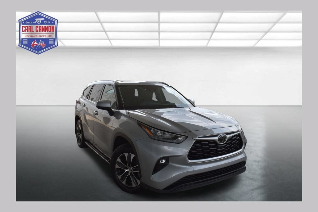 2020 Toyota Highlander XLE in Celestial Silver — front three-quarter view